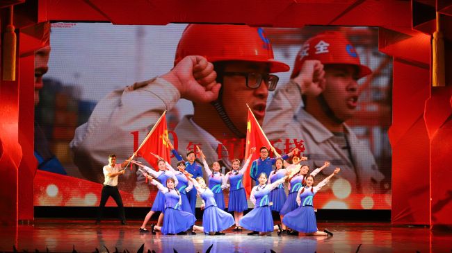 公司原创快板剧《红色心灵来领航》。李立云 摄.jpg