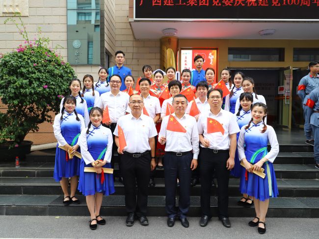 辅导与演职人员合影。李立云 摄.jpg