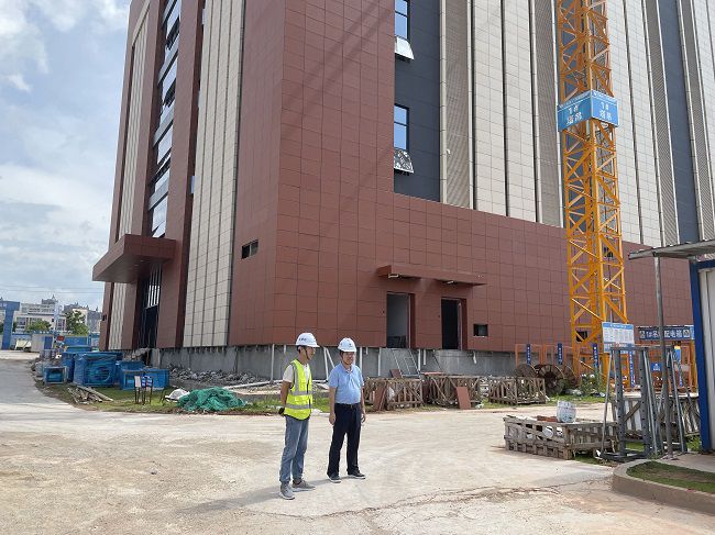 岑廷义询问项目情况 林子薇摄（建图）.jpg