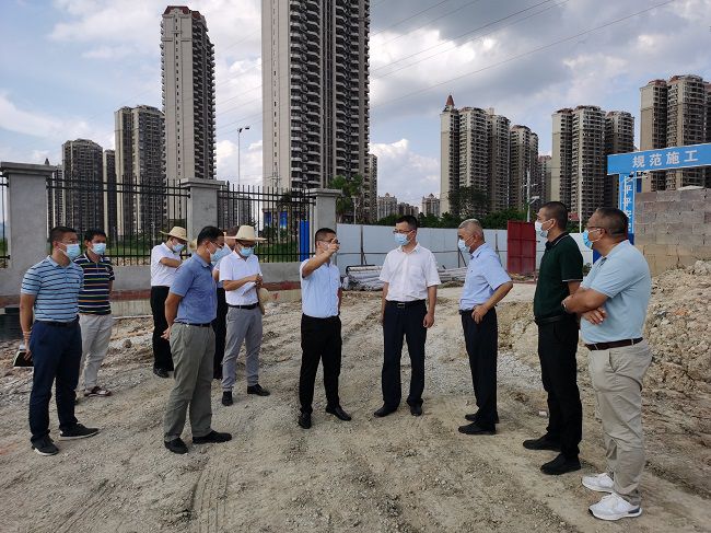 高鑫（右四）在项目现场。翁职信 摄（建图）.jpg