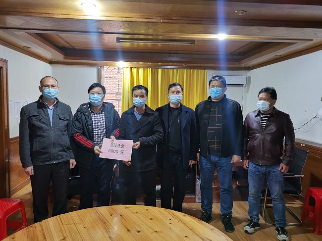 慰问合影。莫光富 摄（建图）.jpg