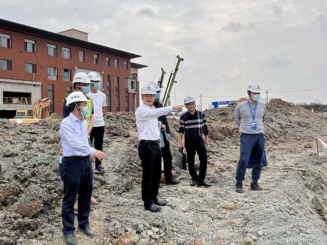 施工现场。卢丽君 摄（原图）0.jpg