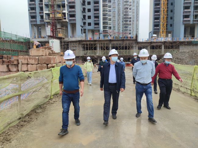 查抄施工质量。梁观德 摄（建图）.jpg
