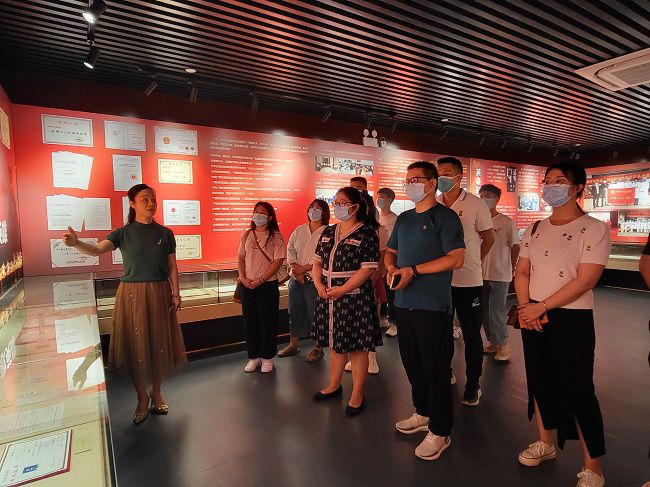 参观进建现场。王莹 摄（建图）.jpg