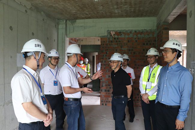 深刻现场检阅建设情况。周煜川 摄（建图）.jpg
