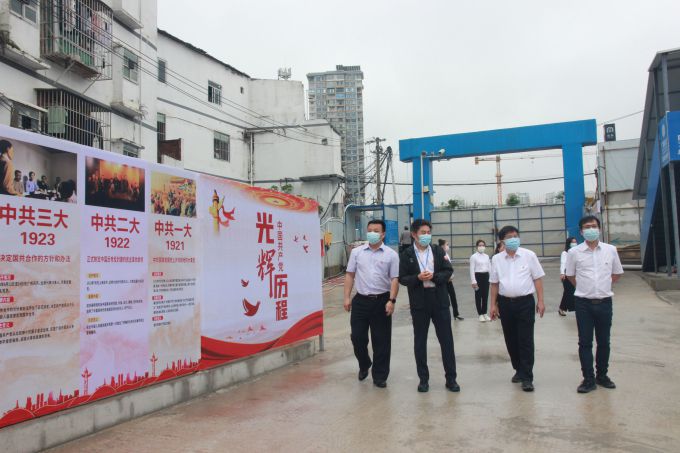 参观“红色长廊”。邓灿滨 摄（建图）.jpg