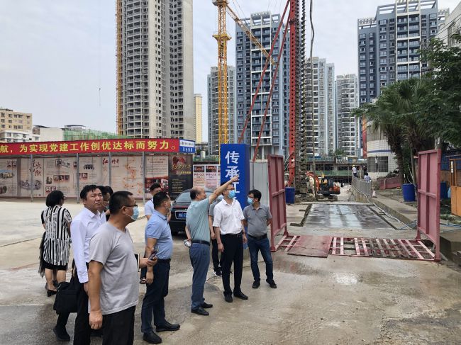 查抄施工现场。龚媚媚 摄（建图）.jpg