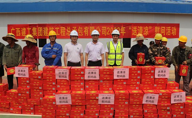 与农名工代表合影留想。张钊林 摄（建图）.jpg