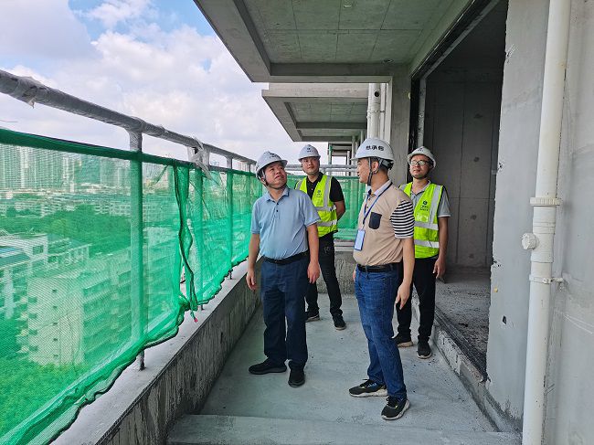 岑廷义深刻项目现场查抄工作进度。谢秋云 摄（建图）.jpg