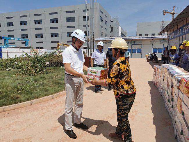 发放慰问品。王瑾贞 摄（建图）.jpg