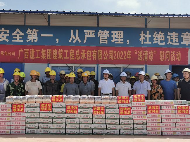 慰问活动合影。王瑾贞 摄（建图）.jpg