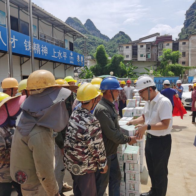 发放慰问品。陈享 摄（建图）.jpg