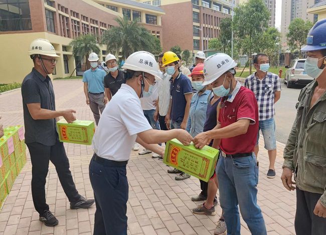 发放慰问品。彭永彬 摄（建图）.jpg