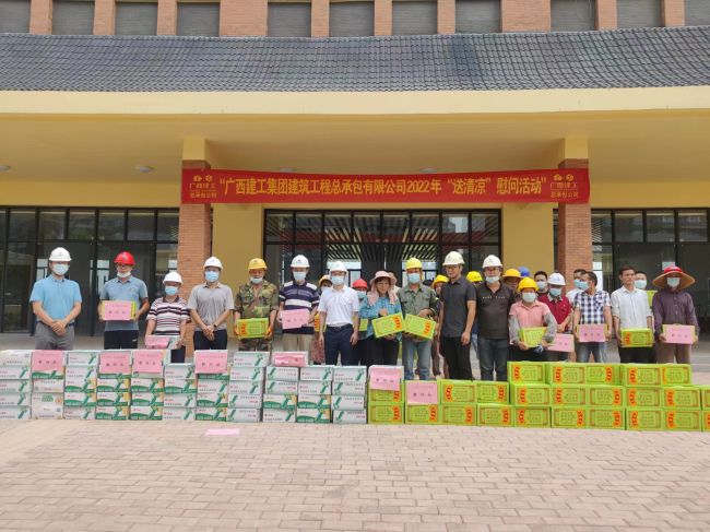 送清冷活动现场。彭永彬 摄（建图）.jpg