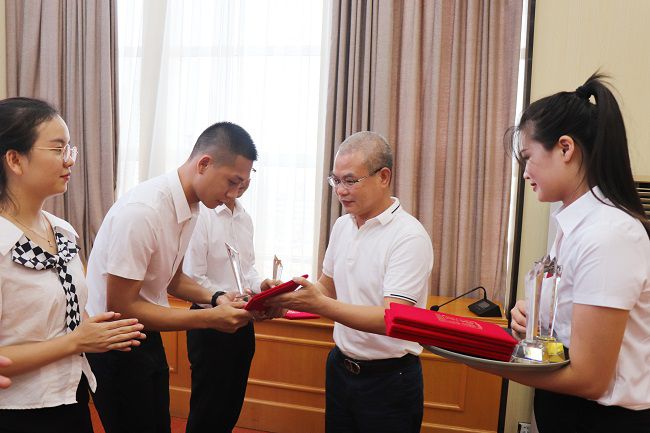 邓少新为获奖职工颁奖。周煜川 摄（建图）.jpg