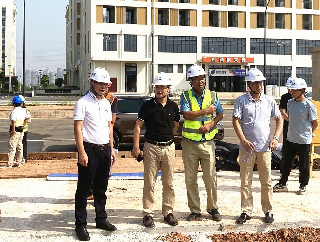 调研领导现场。张钊林 摄（建图）.jpg