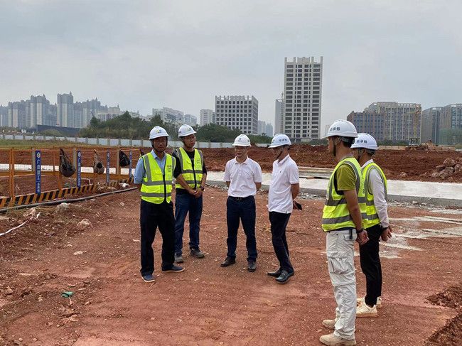邓少新视察施工现场。冼祖聪摄（建图）.jpg