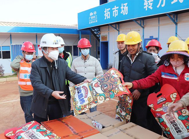 发放慰问品。周煜川 摄（建图）.jpg