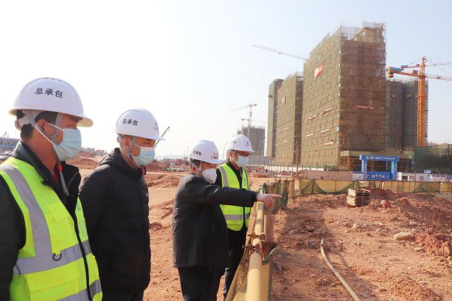 岑廷义在施工现场部署下一阶段要务。周煜川 摄（图）(2).jpg