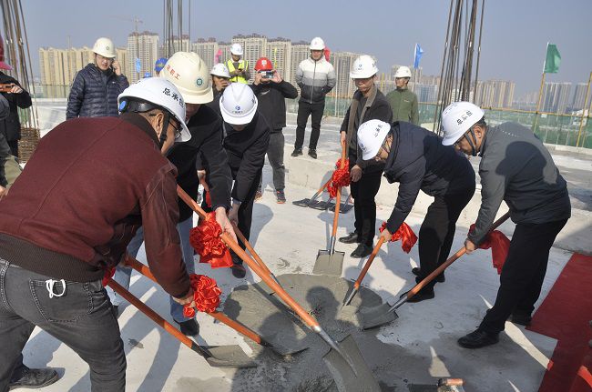 陆烜（右一）与现场嘉宾共同为项目封顶浇筑混凝土。王瑾贞 摄（建图）.jpg