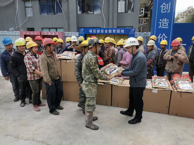 陆烜为农夫工发放慰问品 原图00.jpg