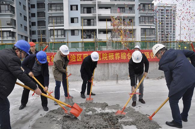 黎平山（右二）与现场嘉宾共同浇筑混凝土。王瑾贞 摄（建图）.jpg