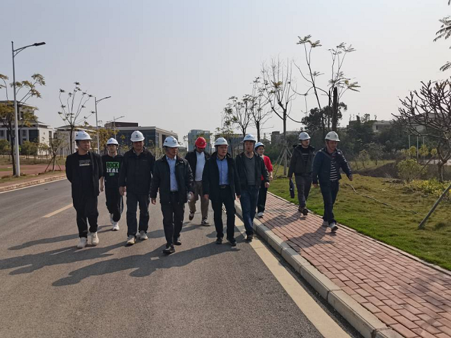 曾劲松查看项目现场。邓高越 摄（建图）.png