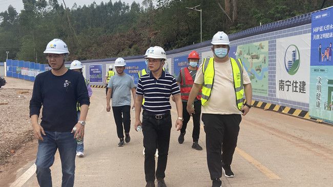 邓少新深刻施工现场查抄领导。陆勤摄（建图）.jpg