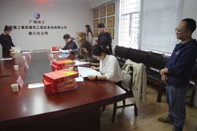 查抄资料现场。梁红玉 摄（建图）.jpg