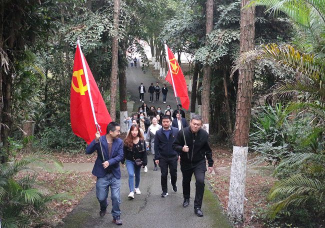 徒步走。张钊林 摄（建图）.jpg