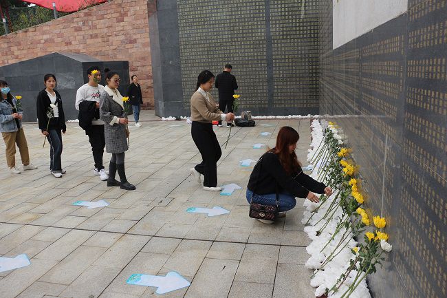 献花。张钊林  摄（建图）.jpg