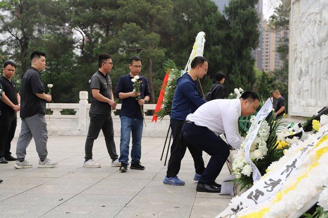 敬献白菊。林成斌 摄（建图）.jpg