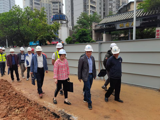 查抄现场。卢丽君 摄（建图）.png