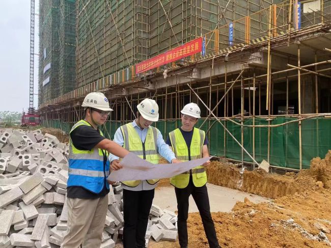 现场施工领导。马幼云 摄（建图）.jpg