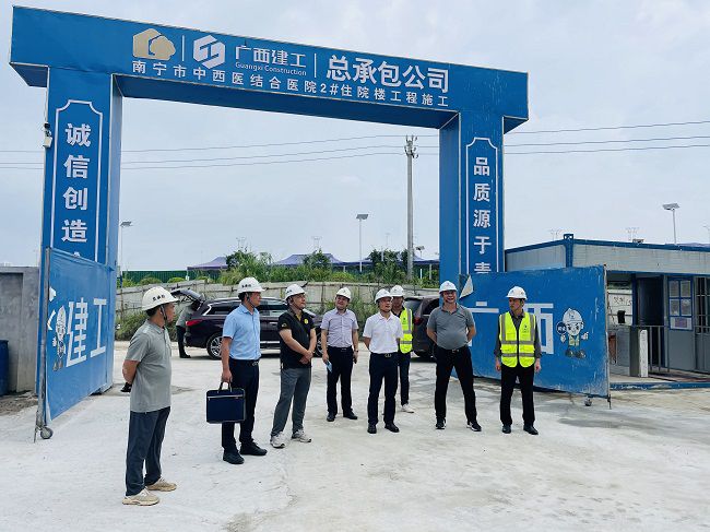 邓少新深刻施工现场。苏卫传 摄（原000图000000000000000）.jpg