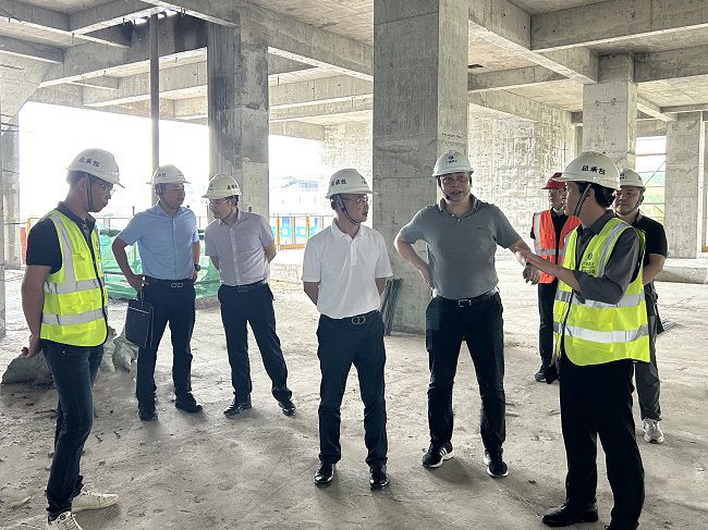 邓少新听取项目掌管人做汇报。蔡怡灵 摄（原图00000000）.jpg