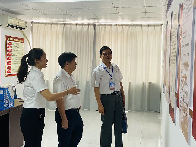 参观党员活动室。卢丽君 摄（建图）.jpg