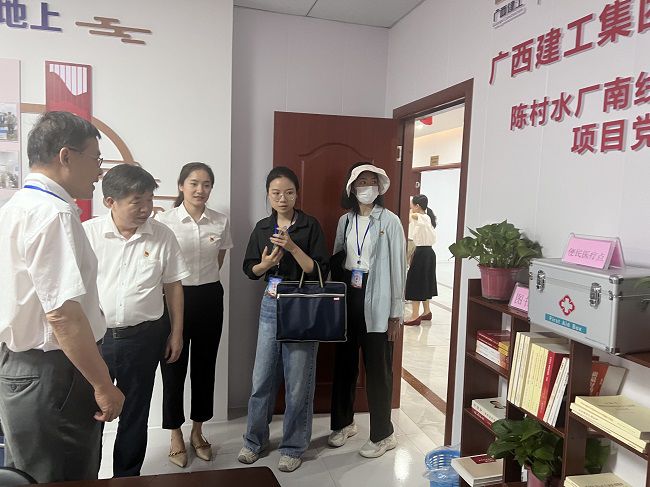 查看党建设施建设情况。卢丽君 摄（建图）.jpg