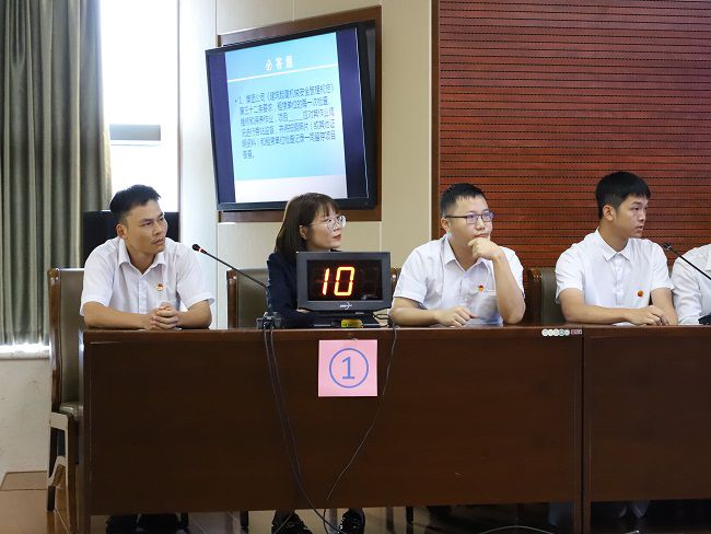 公司才赛行列镇定答题。李立云 摄（建图）.jpg