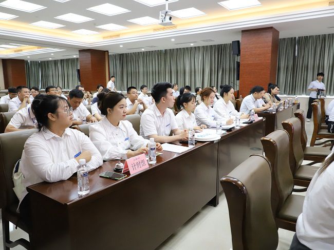 工作人员当真计时记分。李立云 摄（建图）.jpg