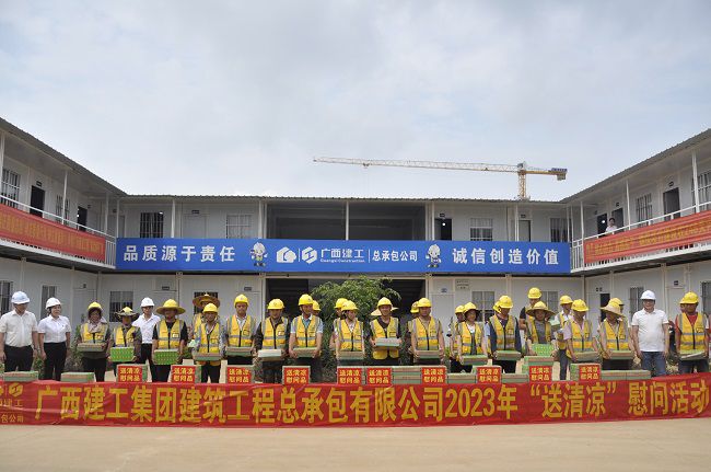 “送清冷”慰问活动合影。王瑾贞 摄（建图）.jpg