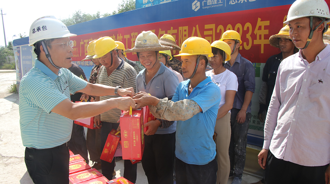 发放清冷饮品。蔡怡灵 摄（建图）.png