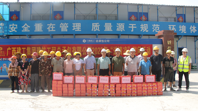 送清冷现场。蔡怡灵 摄（建图）.png