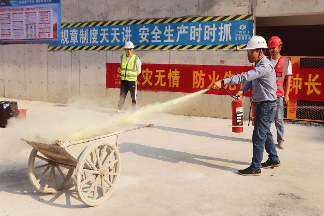 曾劲松进行灭火器材使用培训。周煜川 摄（建图）.jpg