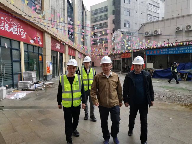 陆烜在巴马商贸中心调研领导。（建图）.jpg