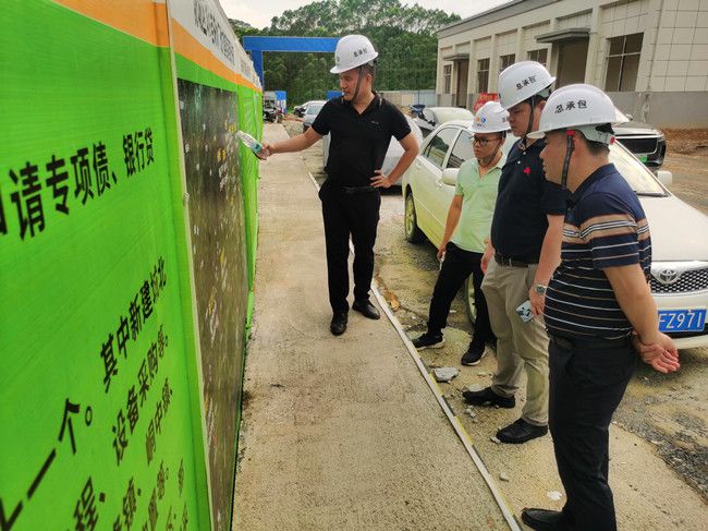 黎双荣听取项目情况介绍。李海宁摄（建图）.jpg