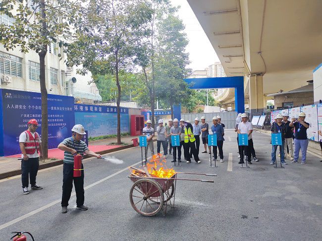 梅锦辉示芳火器操作；票ι 摄（建图）.jpg