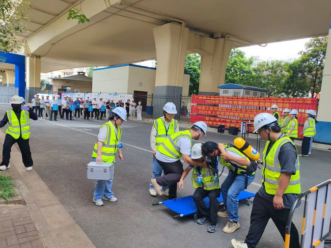 有限空间接济。陆振官 摄（建图）.jpg