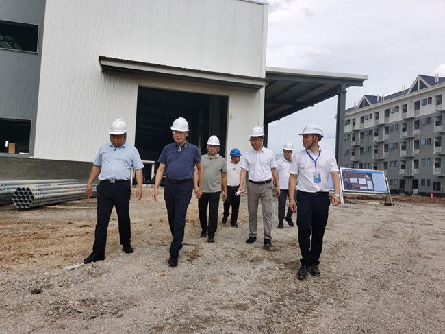 何朝建在项目现场；蒲茉笊悖ńㄍ迹.jpg